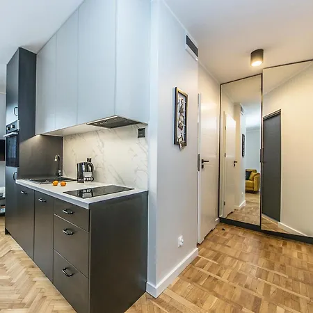 Glow Apartments, Park Reagan