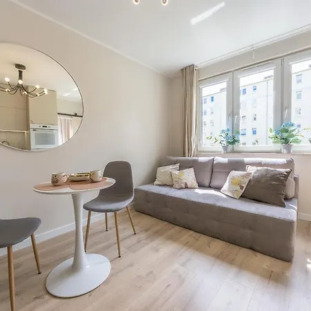 Glow Apartments, Park Reagan